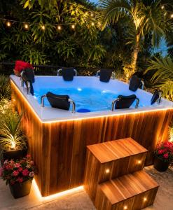 a jacuzzi tub in a garden with lights at Finca cuatro orquídeas in La Mesa