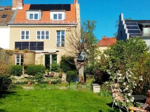 a house with a garden in front of it at Pension Pichelsdorf in Berlin