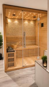 eine Sauna mit Holzwänden in einem Zimmer in der Unterkunft Wellness Appartement Eifelglück in Pelm + 4 Fotos
