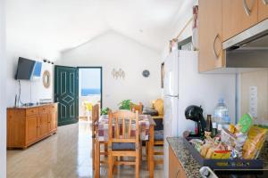 a kitchen and dining room with a table and chairs at Apartamentos Bellavista in Puerto del Carmen