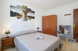 a bedroom with a bed and a desk and a chair at Apartamentos Bellavista in Puerto del Carmen