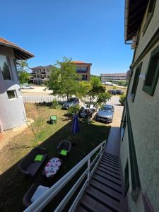 a small yard with a table and an umbrella at Deskom Zelena Vila in Veliko Gradište