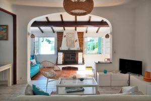 a living room with a couch and a fireplace at Ferienhaus Rafalenadjan, ideal für Familien, eigener Pool, schöne Terrasse, eigener Parkplatz by Riviera Homelife Management in Saint-Raphaël