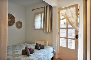 a bedroom with a bed and a window at Ferienhaus Rafalenadjan, ideal für Familien, eigener Pool, schöne Terrasse, eigener Parkplatz by Riviera Homelife Management in Saint-Raphaël