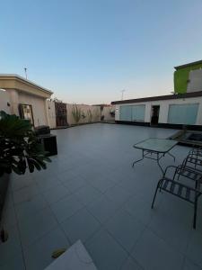 a patio with a table and chairs on a building at شالية ويفز ينبع - Waves Chalet Yanbu in Yanbu