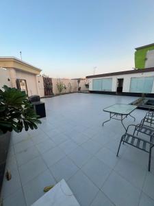 a patio with a table and chairs on a building at شالية ويفز ينبع - Waves Chalet Yanbu in Yanbu
