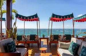 eine Terrasse mit Sofas und Meerblick in der Unterkunft Fera Palace Hotel in Salvador