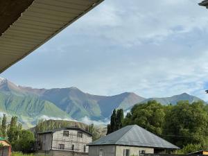 a view of a mountain range with houses and trees at Moto Guest House in Kochkorka