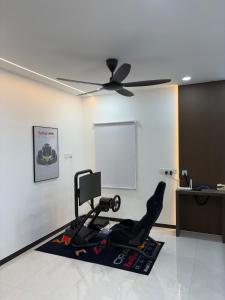 a room with a gym with a ceiling fan at Chin Villa in Simpang Ampat