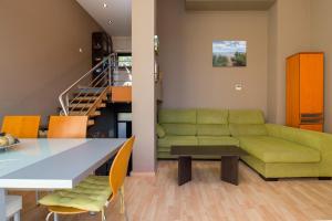 A seating area at Costabravaforrent Pedró