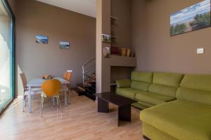 A seating area at Costabravaforrent Pedró