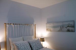 a bedroom with a bed and a painting on the wall at Hostal Montilla Sotogrande in Torreguadiaro