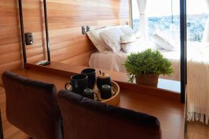 two chairs in a room with a bed and a mirror at Encantos de Altitude Cabanas e Studio Container in São Joaquim +91 photos