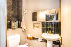a bathroom with a sink and a toilet at Daiches Braes Brunstane Portobello in Edinburgh +19 photos