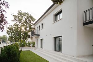 an exterior view of a white building with a yard at Da Niko in Treviso