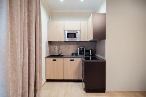 a small kitchen with a sink and a microwave at Da Niko in Treviso