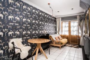 a living room with a black and white patterned wall at Daiches Braes Brunstane Portobello in Edinburgh