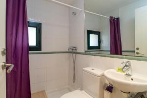 A bathroom at Costabravaforrent Pedró