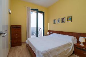 A bed or beds in a room at Costabravaforrent Pedró