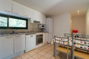 Kuchyňa alebo kuchynka v ubytovaní Costabravaforrent Pedró