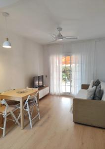 a living room with a table and a couch at Apartamento Altafulla in Altafulla