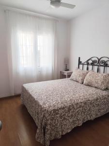 a bedroom with a bed and a window at Apartamento Altafulla in Altafulla