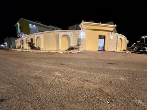 a building on the side of a street at night at شالية ويفز ينبع - Waves Chalet Yanbu in Yanbu