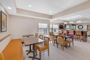 an empty waiting room with tables and chairs at Best Western Forsyth-Decatur in Forsyth
