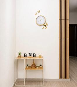 a white wall with a clock and a shelf at Liam House - Stanza 1 in Limbiate