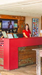 a woman standing at a counter in a restaurant at Pier Beach Club in Cabo Frio +182 photos