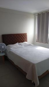a bedroom with a bed and a window with a fan at Residencial T&D V AP 501 - À 5min do Centro e Faculdades in Mossoró