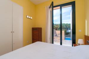 A bed or beds in a room at Costabravaforrent Pedró
