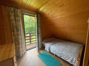 a bedroom with a bed and a window in a cabin at Gawra Werlas in Werlas