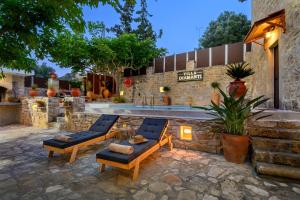 a backyard patio with two chairs and a tub at Villa Diamant 1860 in Monókhoron