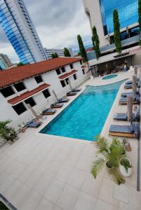 an image of a swimming pool at a hotel at Hotel Alameda in Tegucigalpa