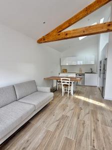 a living room with a couch and a table at L'Annexe de l'Etape Basque in Bidart