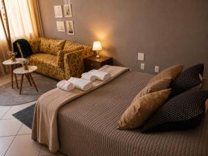 a large bed in a room with a couch at Hotel Copacabana Stay in Serra