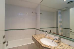A bathroom at Costabravaforrent Pedró