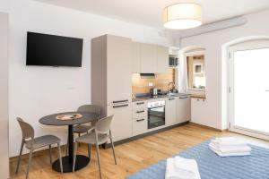 a kitchen and dining room with a table and chairs at L'angolo del Forte in Rivoli Veronese