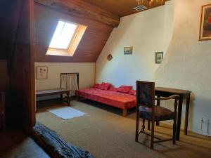 a living room with a red couch and a window at MUSIROSA in Vézelay