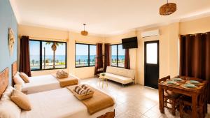 a living room with two beds and a couch at Suites Puerto 201 in Veracruz