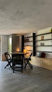 ein Esszimmer mit Tisch und Stühlen in der Unterkunft Dva Bora Holiday Home in Banja Luka