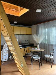 eine Küche mit Tisch und Stühlen und einer Treppe in der Unterkunft Dva Bora Holiday Home in Banja Luka + 8 Fotos