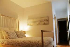 Postel nebo postele na pokoji v ubytování Hostal Montilla Sotogrande + 14 fotografií