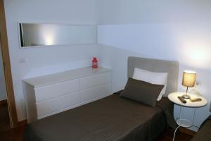 Schlafzimmer mit einem Bett und einem Wandspiegel in der Unterkunft Hostal Montilla Sotogrande in Torreguadiaro