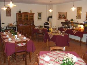 une salle à manger avec des tables et des nappes violettes dans l'établissement Agritur Le Pergole, à Villa Lagarina