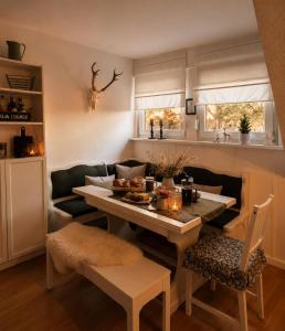a living room with a table and a couch at Ferienwohnung Eifelglück in Pelm