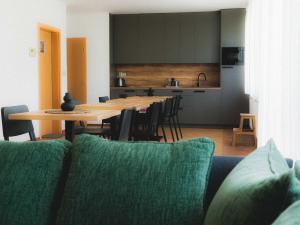 a living room with a table and a kitchen at Vyhliadka Galfy in Starý Smokovec