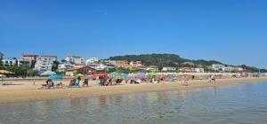 a group of people on a beach with umbrellas at Casa Delia in Piazzano
