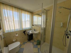 a bathroom with a toilet sink and a shower at Ferienhaus Nehring in Bad Neuenahr-Ahrweiler +49 photos